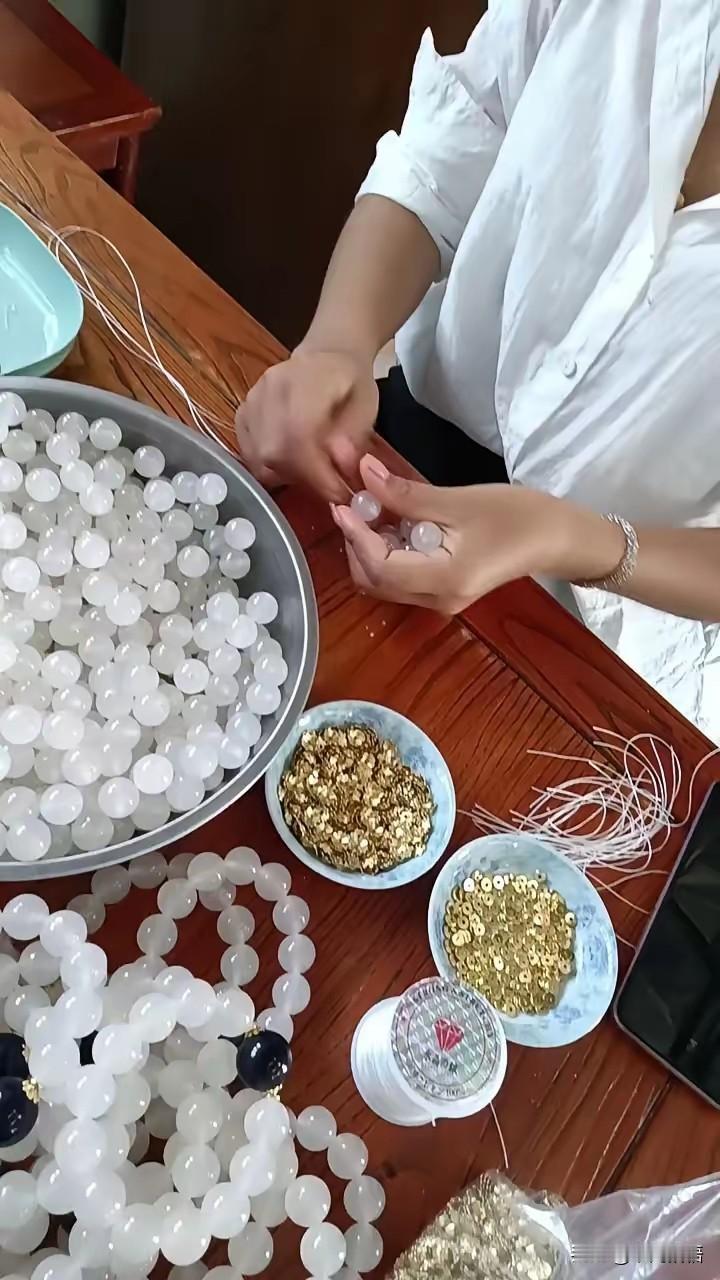 最近出了个叫“杀鸟盘”的骗局。
 
有个叫张女士的宝妈，在网上找了个串珠的活。每