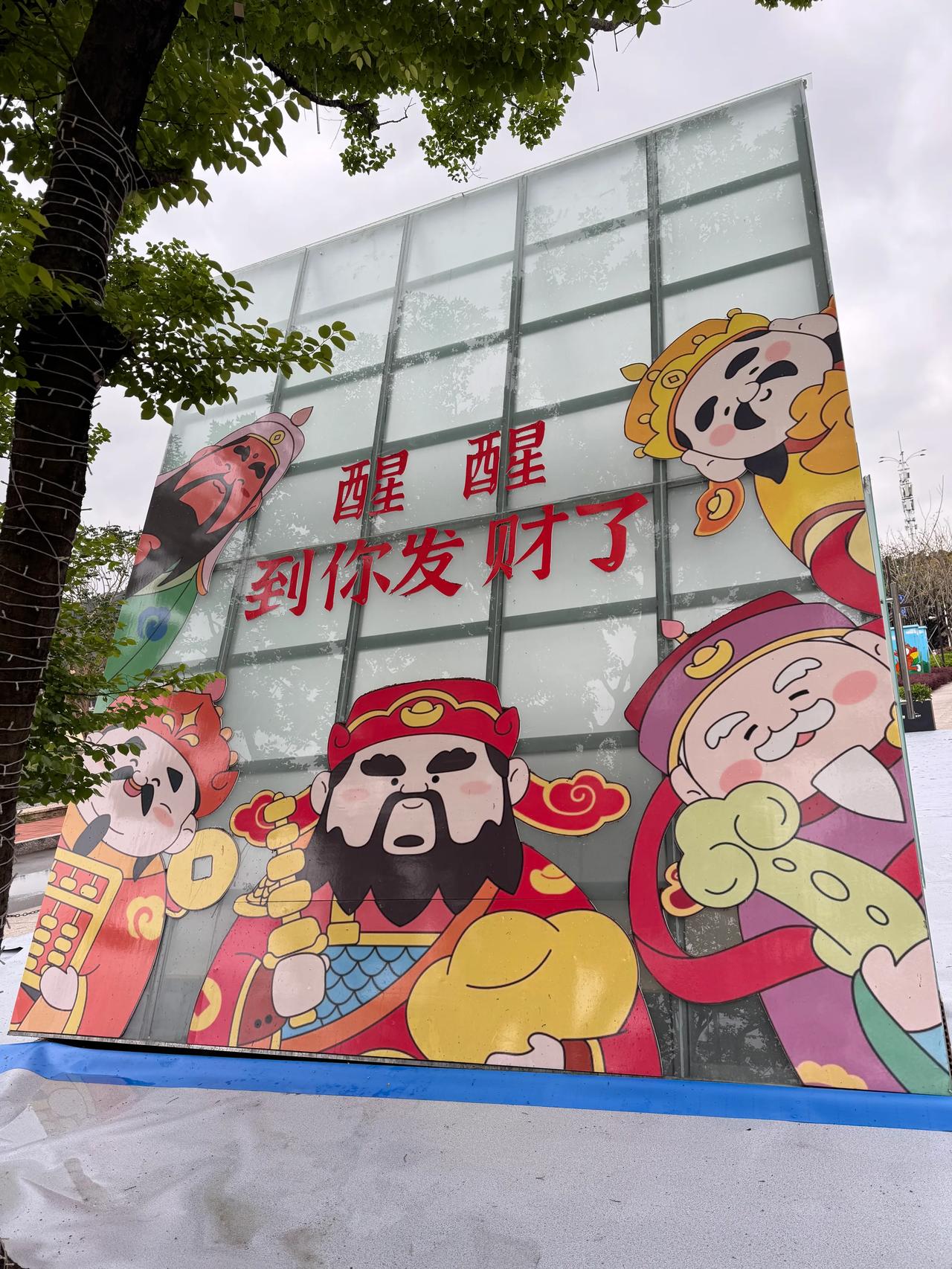 美国全球加征关税，中国反制，其他国家也大都产生了抵制情绪，现在又豁免了部分商品的