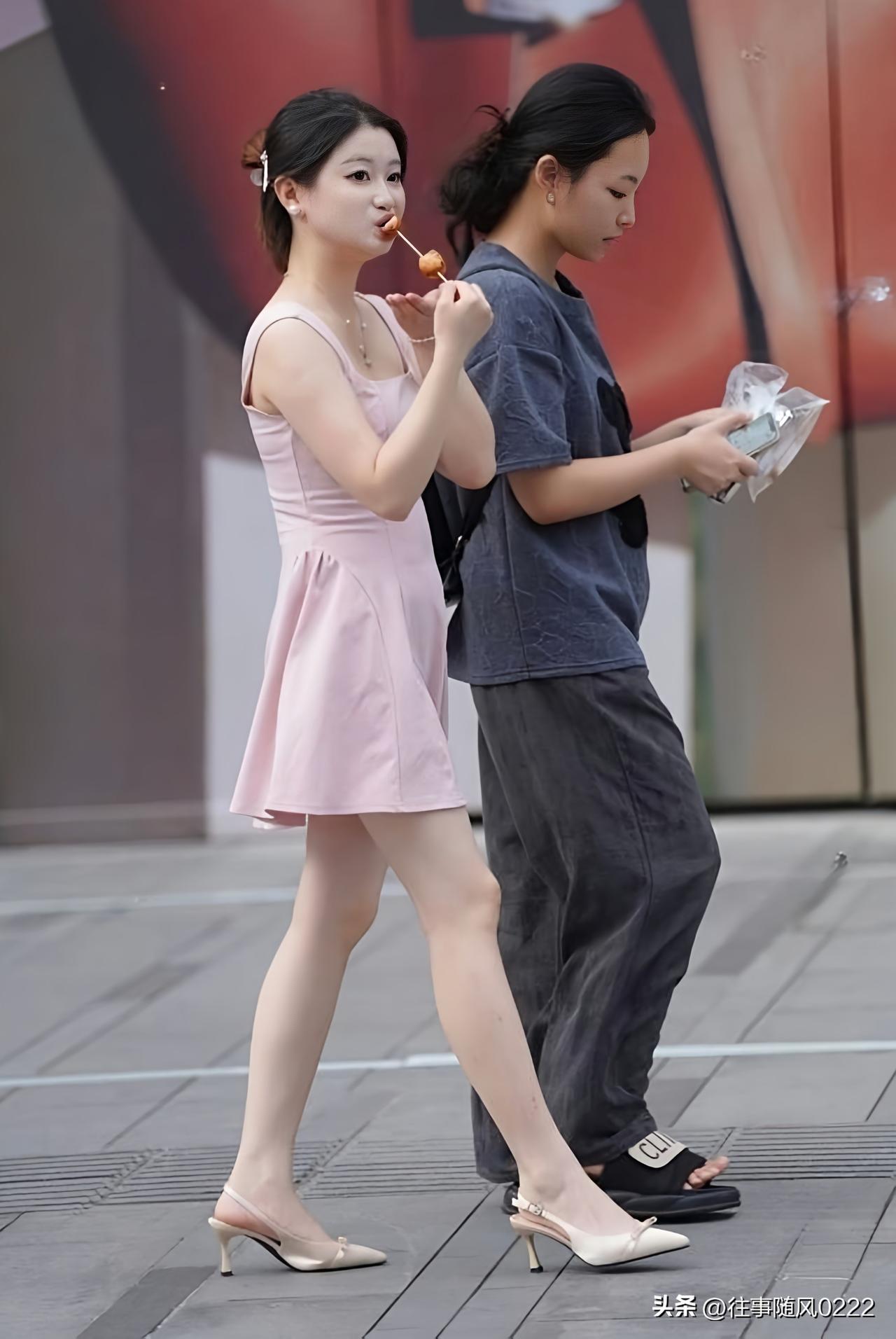 夏日街头穿搭，甜美与酷炫的碰撞