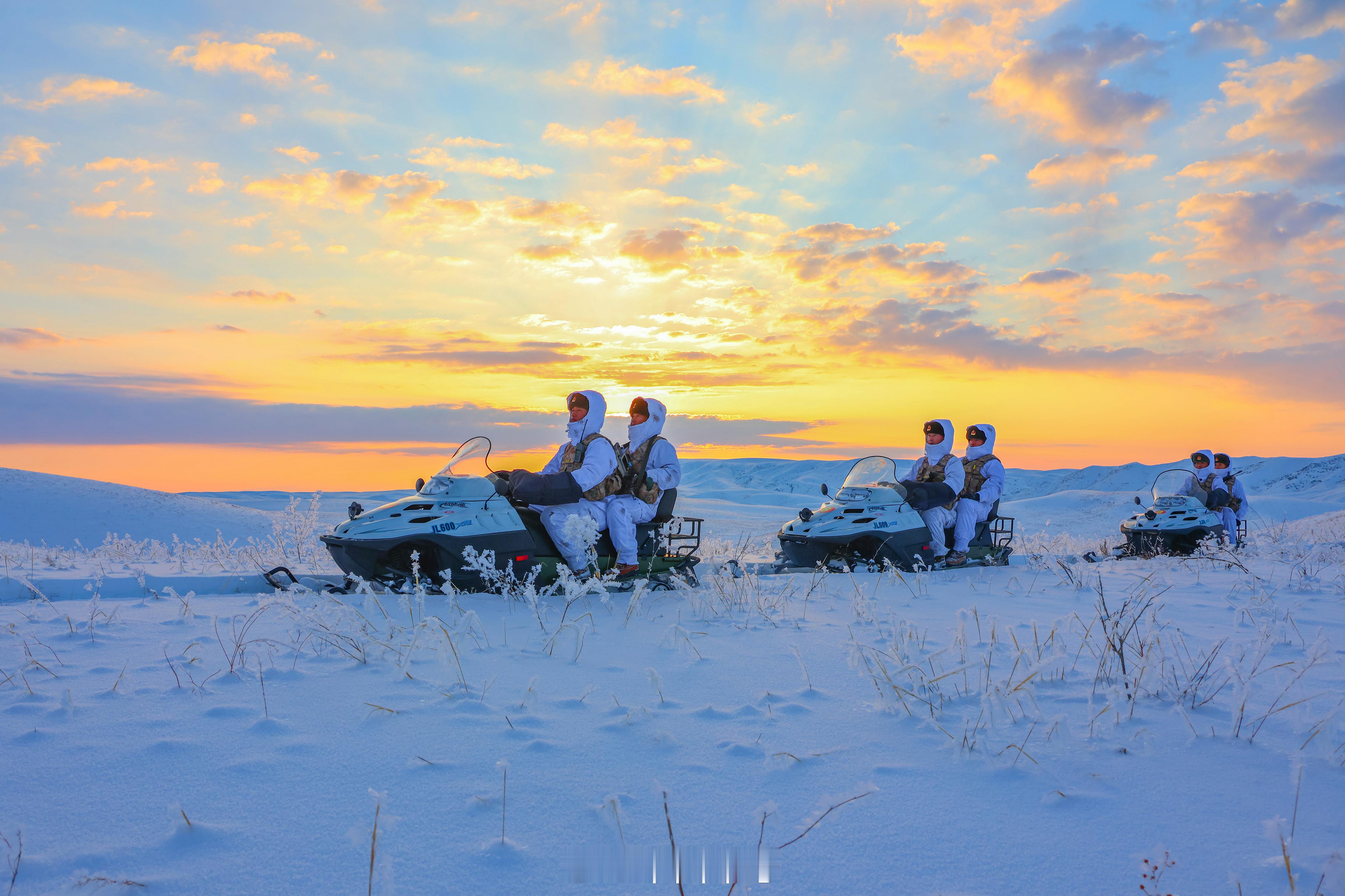 【骑上心爱的小摩托！跟边防官兵一起踏上风雪巡逻路】近日，新疆军区某边防连官兵冒严