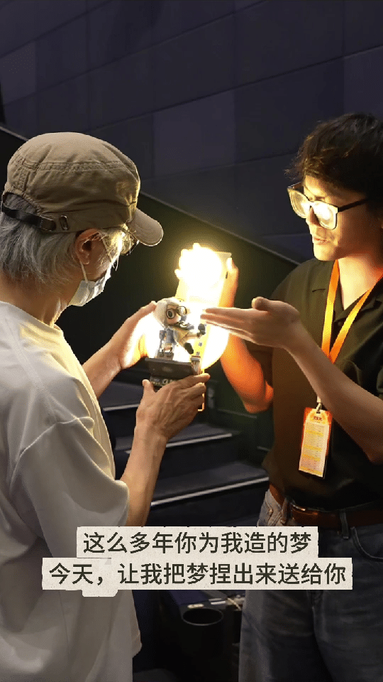 周星驰影迷追星天花板这简直就是星爷影迷的终极圆梦名场面啊！！！这是什么梦幻联动，