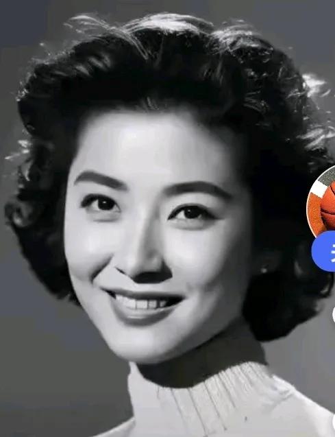她美得让人惊艳，精致的五官无可挑剔，未经任何刻意的雕饰，且具有一种艺术感的美，