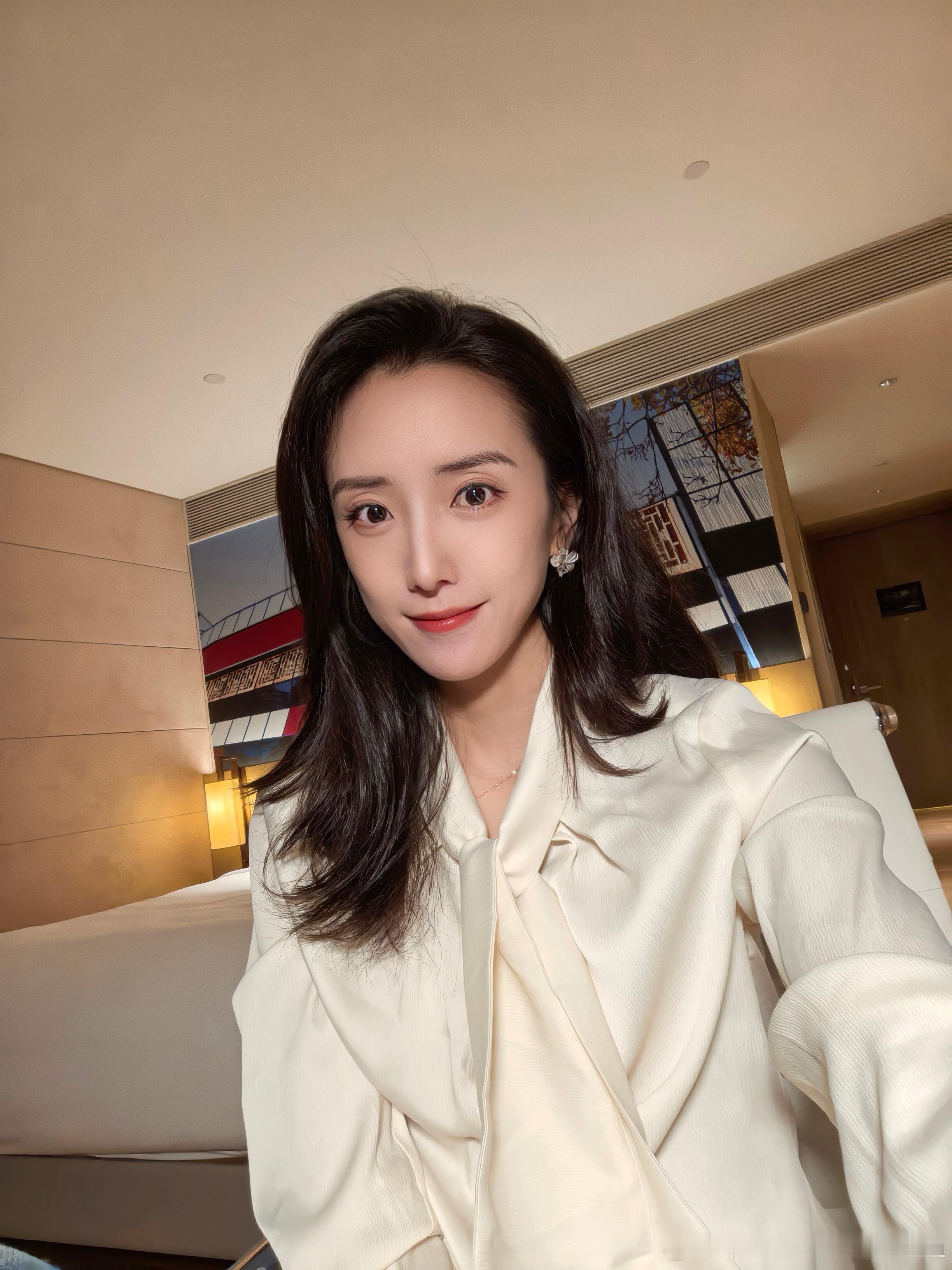 大晚上给自己化了个妆，那可不得自拍一张