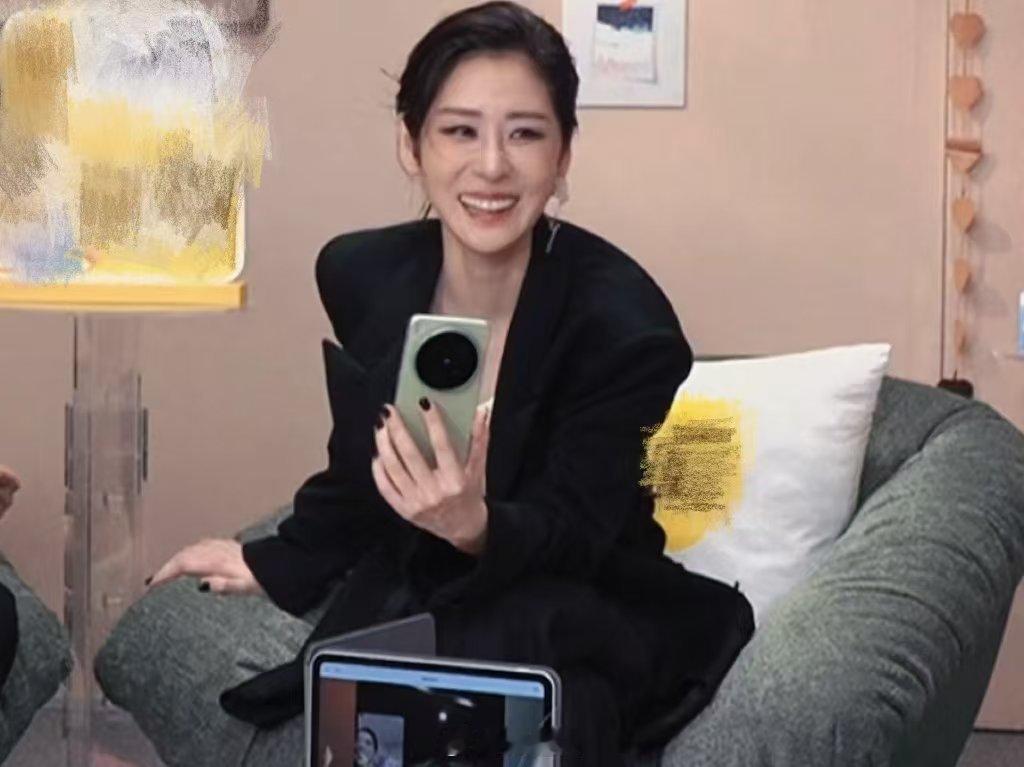 谁给张碧晨化的妆歌手直播歌手2026 妆造细节处处用心打磨，小烟熏氛围感恰到好处
