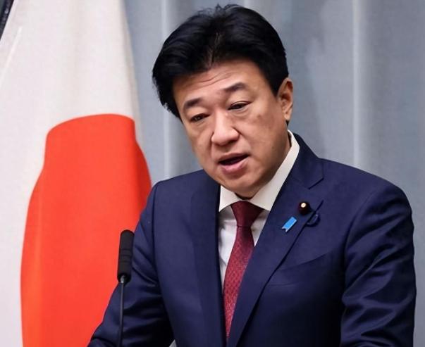 中美两面夹击之下日本彻底扛不住！
 
新华社6月30日消息，日元兑美元跌破162