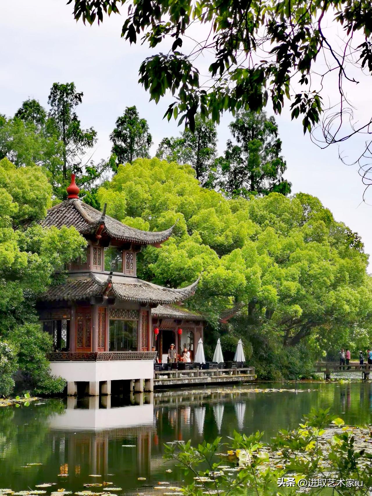 徒步杭州西湖北线景点，曲院风荷景区，曲院风荷不仅是观景赏花的好去处，也是了解古风