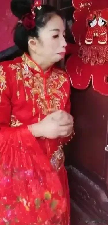 哇，这个新娘的长得美啊！她结婚那天笑得很开心，其他女孩结婚都说要六十万彩礼才肯嫁