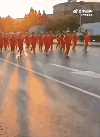 这是为民除害呀。
一队暴走族排着整齐的队伍，昂首阔步走在机动车道，机动车都靠边行