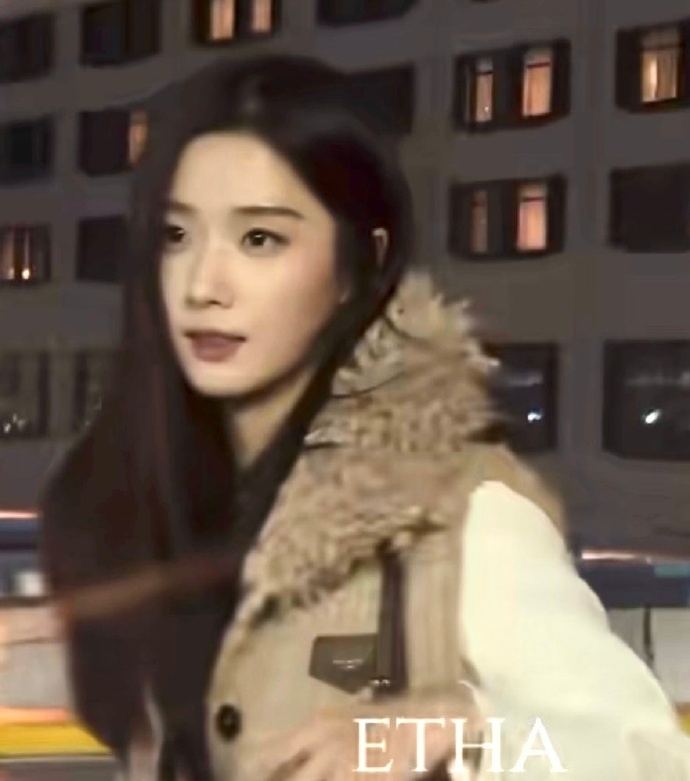 卢昱晓在巴黎机场开上签售会了卢昱晓在巴黎机场给粉丝签名 ​​​看到网友拍下的巴黎