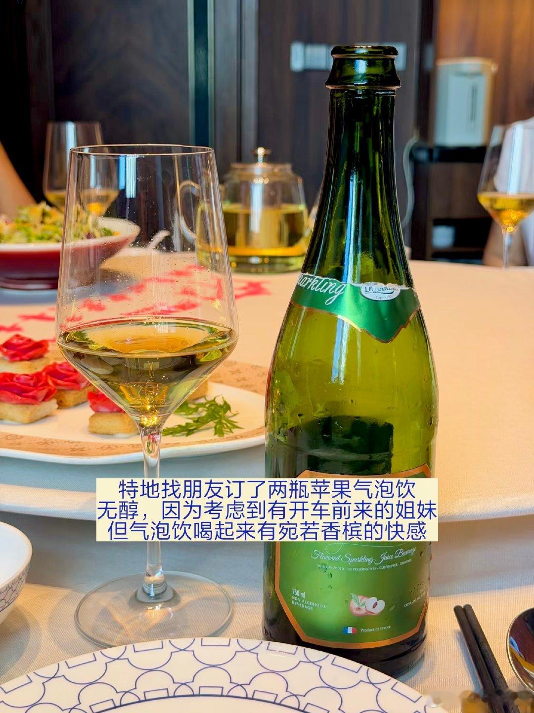 在国贸，约了六个富婆妈妈一起吃饭。北京妈妈小聚，选在了北京最舒服的秋天🍂上次发