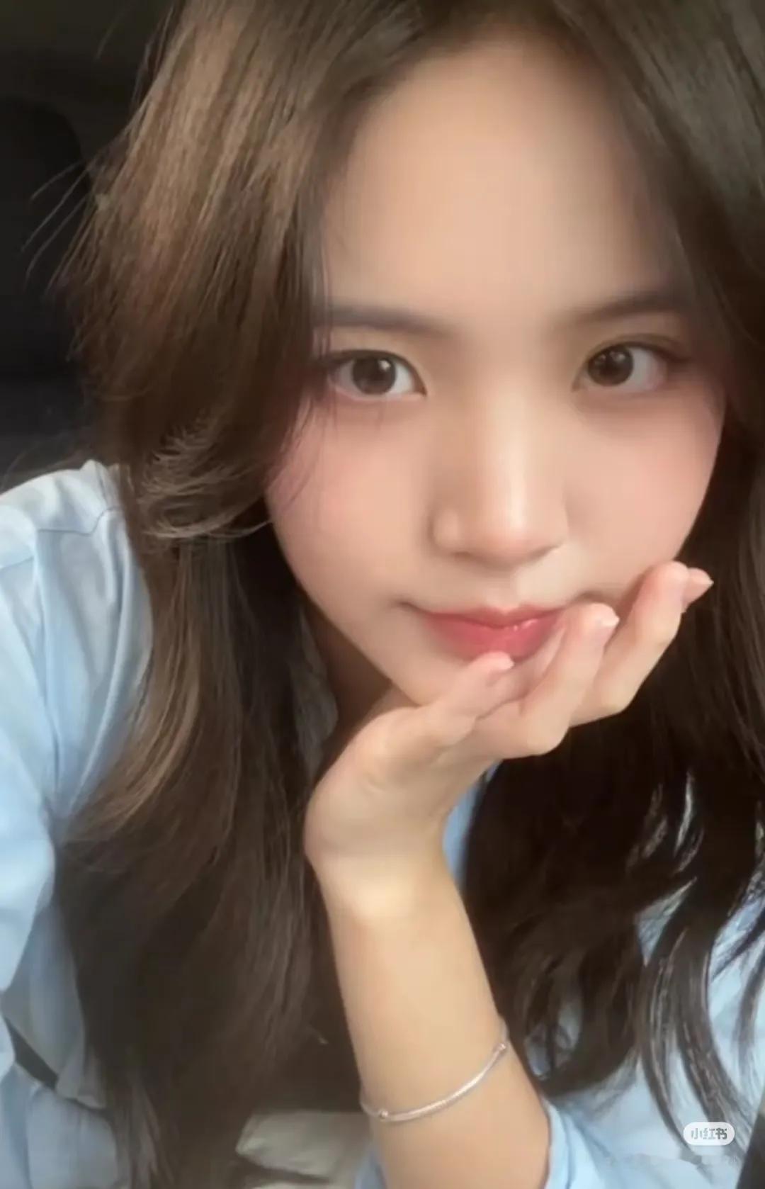 话说大马近几年就推出了许多样靓身材正，气质也相当不错的新晋博主，而c就是其中之一