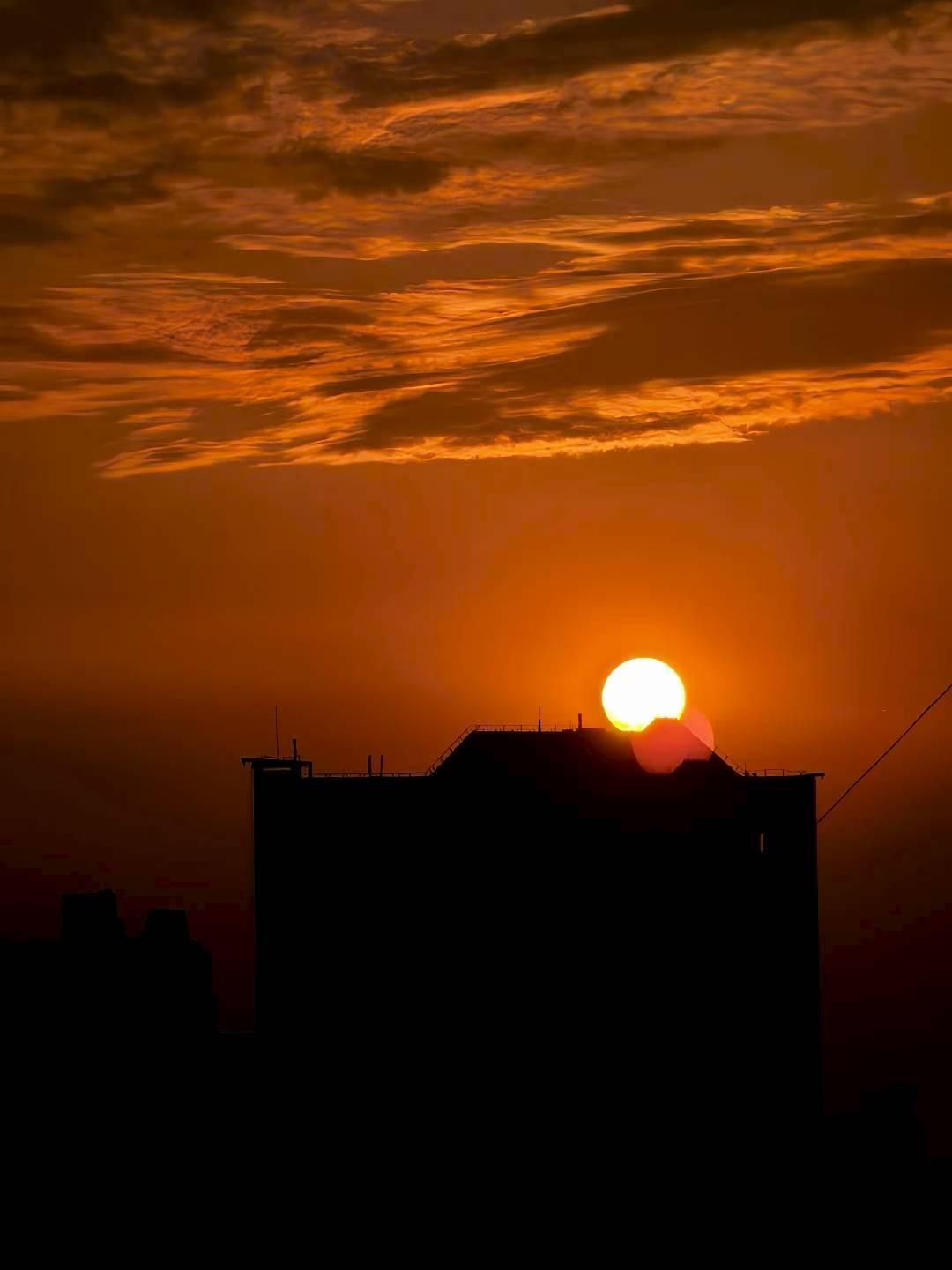 太美了
两分钟，邂逅了仿佛“海上日落”