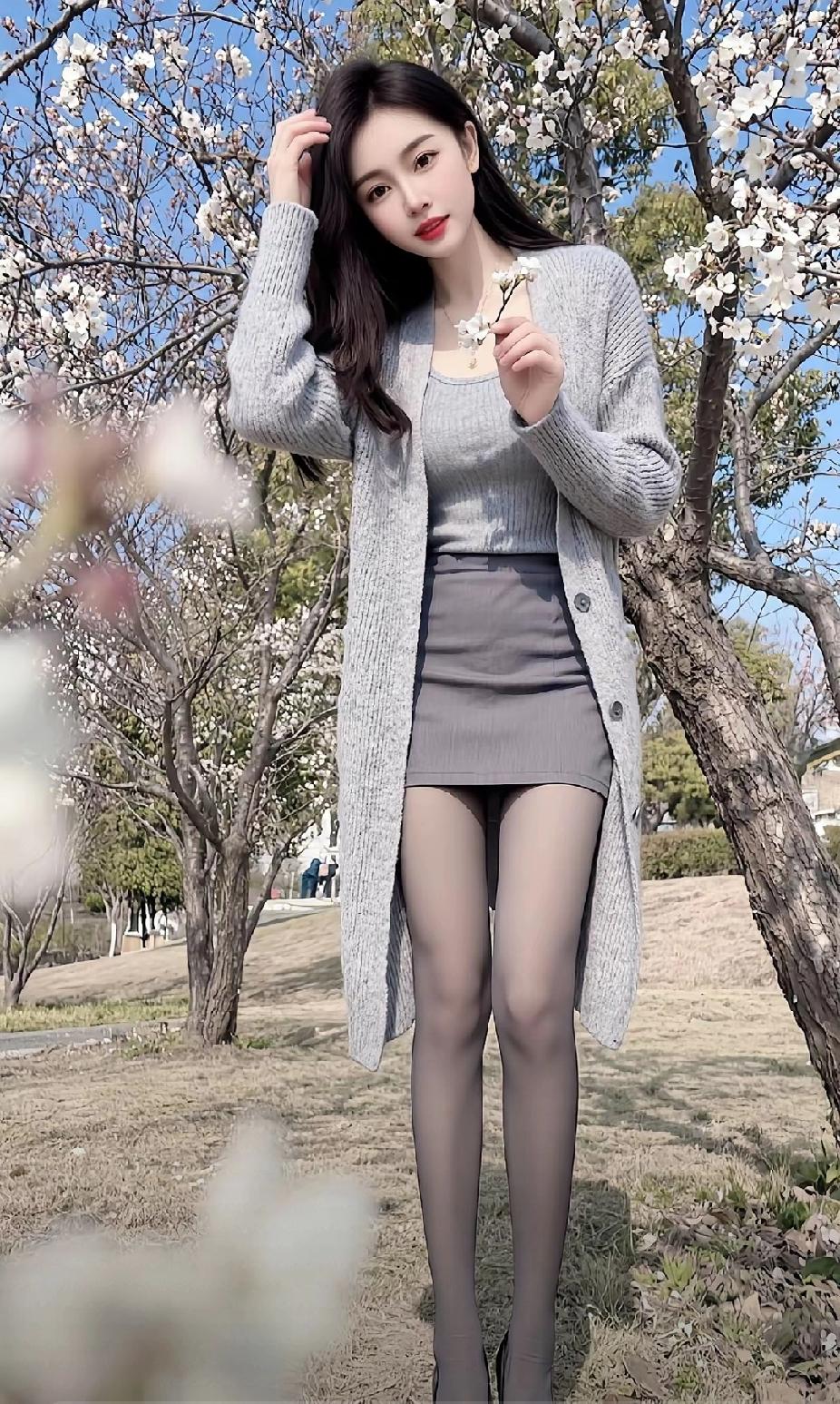 春风拂面花枝动，笑语盈盈意自闲。