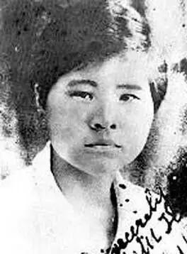 1940年，双枪女英雄李林被日军困在破庙，日军破开门、一拥而入的瞬间，所有人都以