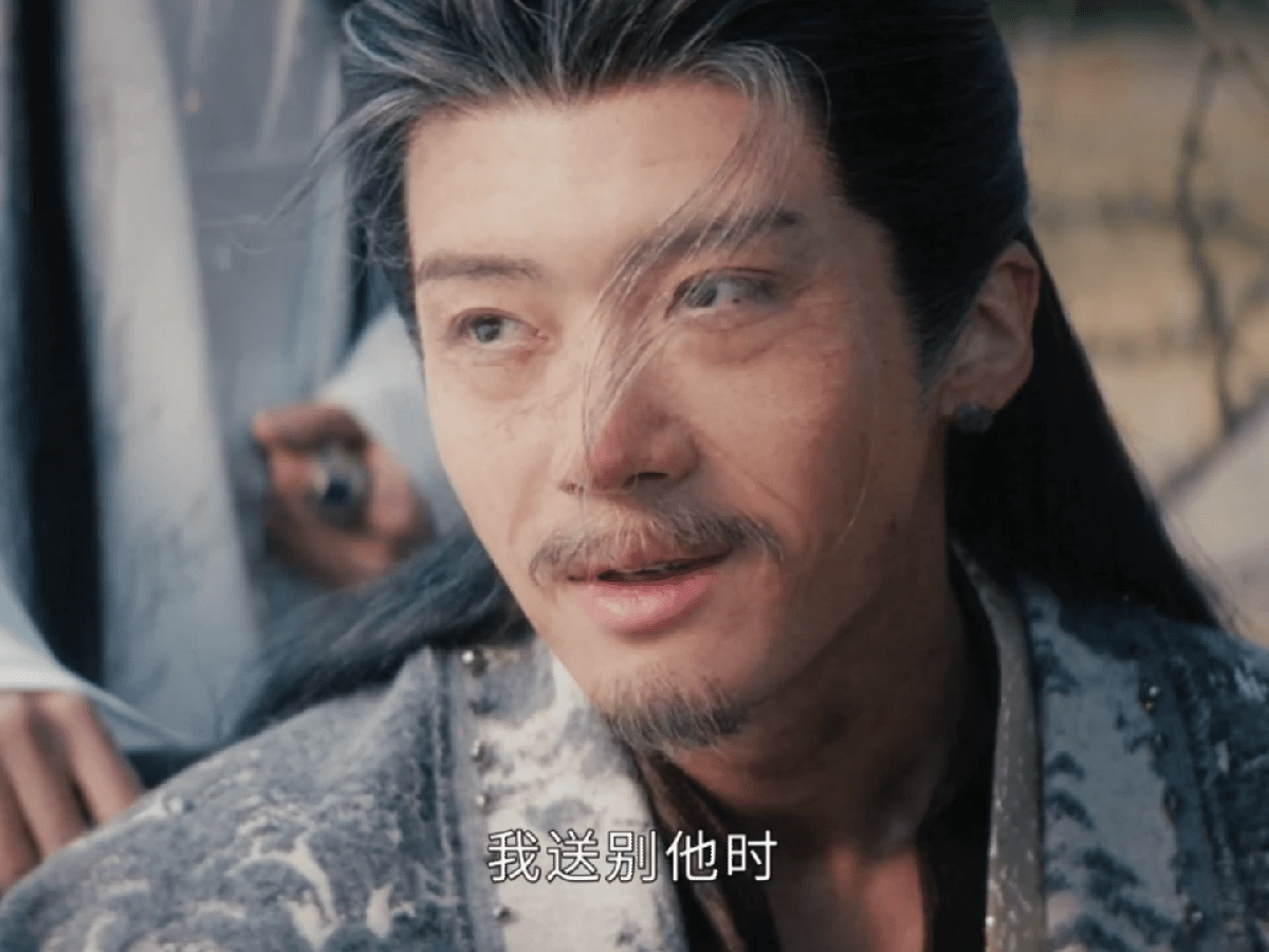 灰白头发、蜡黄皮肤、满眼故事——这就是历经沧桑后的源无祸。闫桉把青年和老年两个状