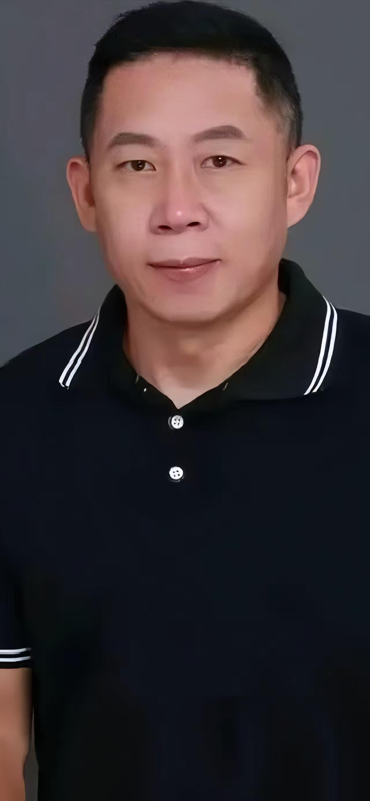 梅姨落网，还是挺佩服这个男人的，情绪崩溃之后边赚钱边找孩子，孩子找到了他完全有能