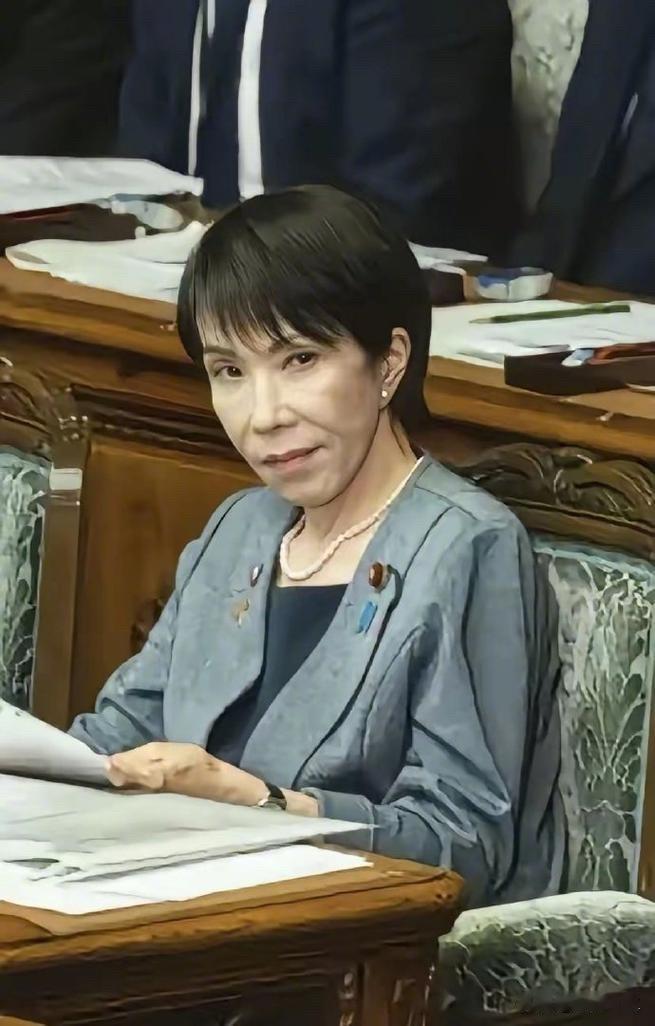 而且还是一个献媚美国等西方国家的小丑，卑躬屈膝的姿态让世界看到她奴性一面。这样一