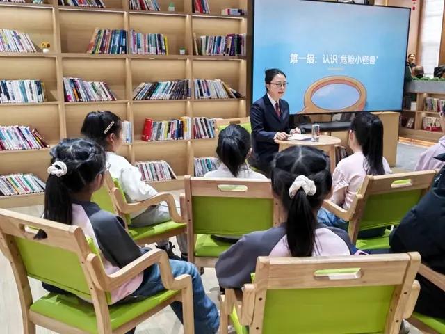 检察官教你做“安全小超人”——未检检察官走进社区为孩子送上法治“防护盾”