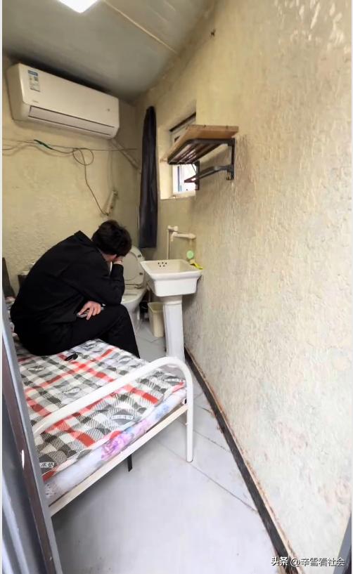 一名年轻小伙来北京打工租房子。
由于他预算不多。
所以他希望中介能给一个交通方便