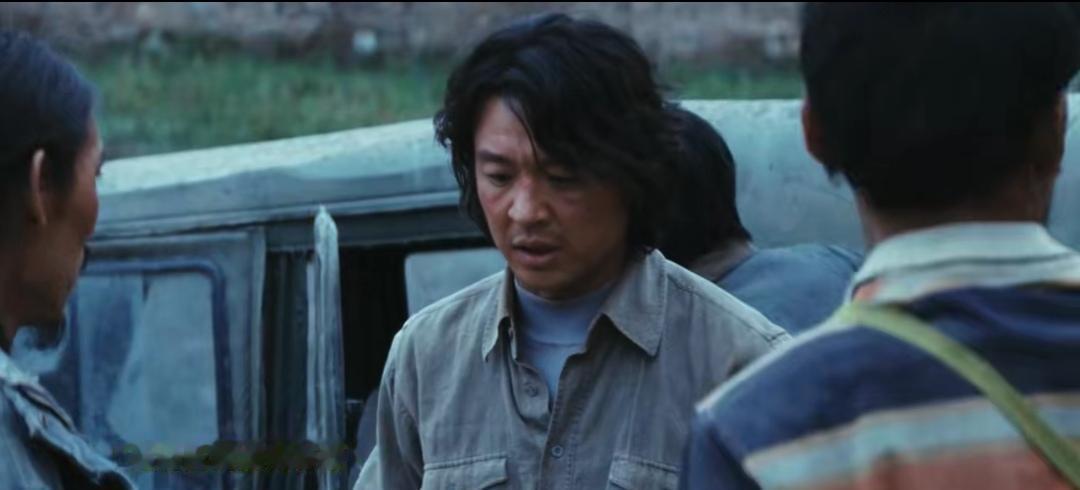 为了保护藏羚羊，巡山队员却要靠卖缴获的羊皮来维持生存，最后反而被骂成“罪犯”。