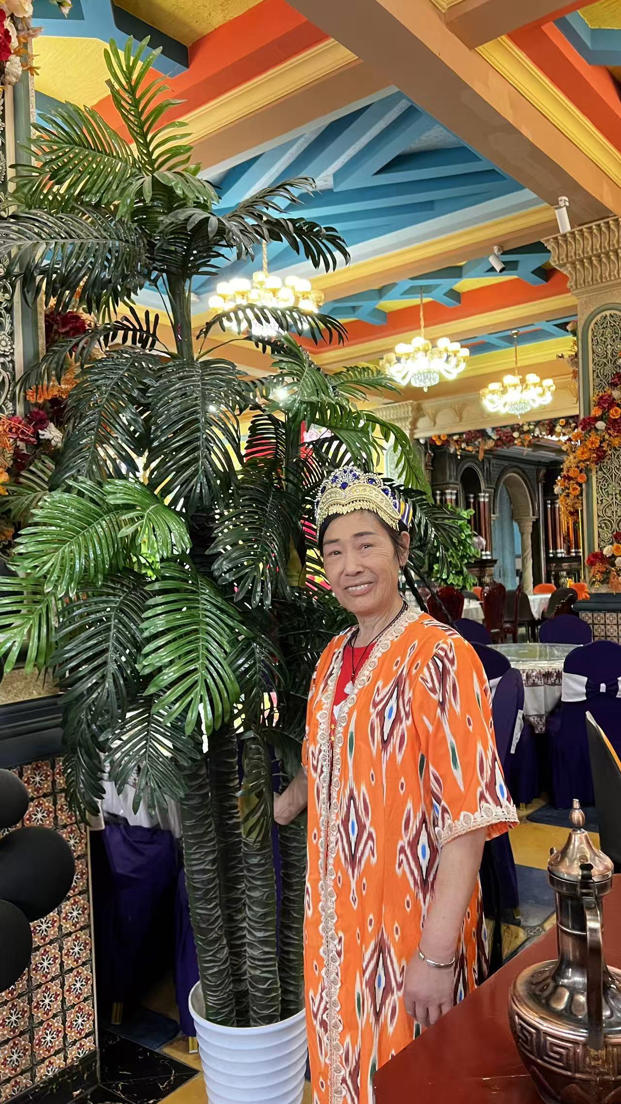 我相册里有好多民族风美照，每一张都藏着不一样的故事。有张我穿藏袍的照片，大红色的