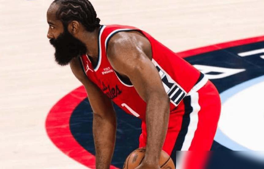 两个两百磅的壮汉死死贴在卡子哥身上，对方主帅扯着嗓子吼夹击，结果下半场比分直接拉