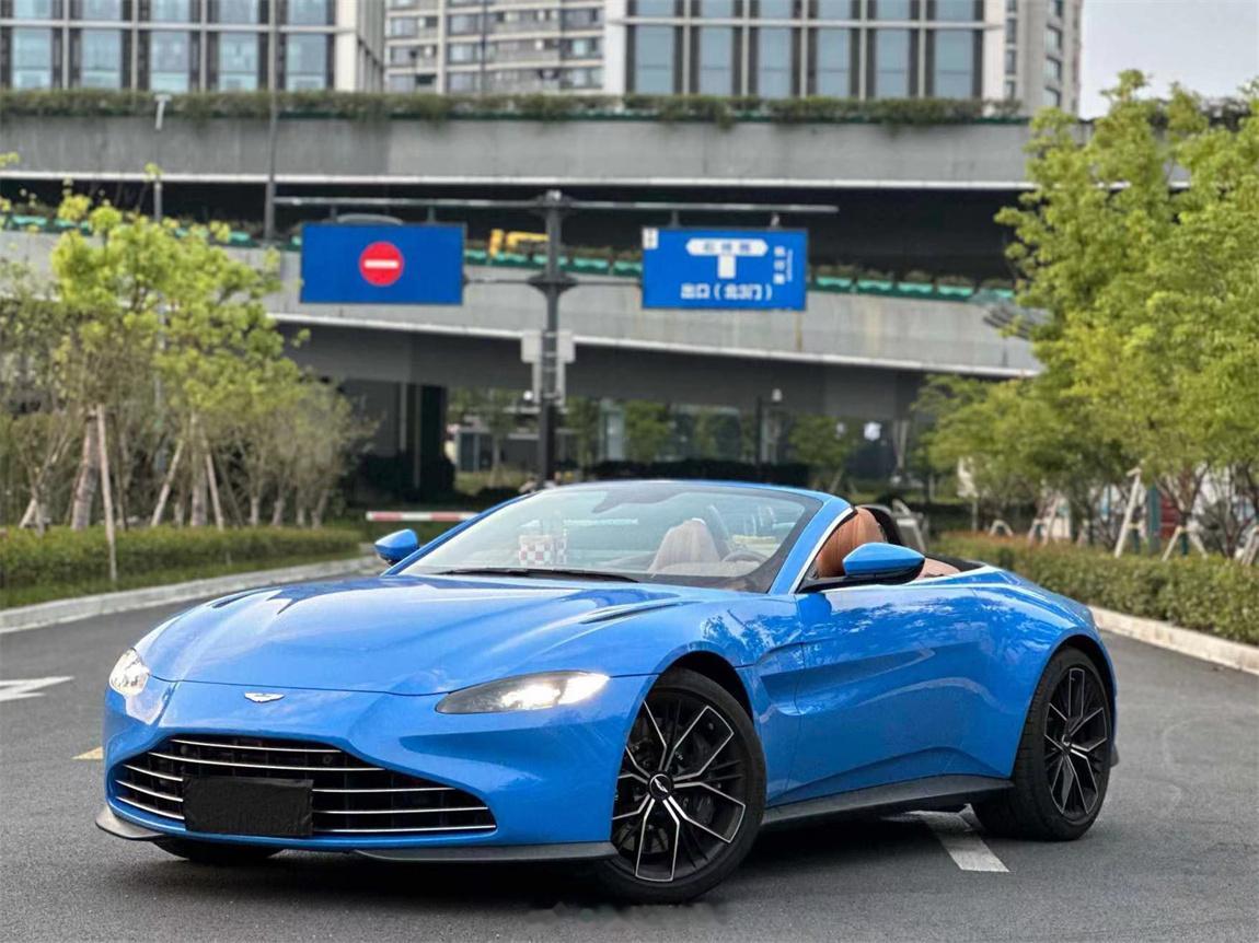 阿斯顿马丁 Vantage Roadster 陶瓷蓝21年6月上牌，五千公里，原