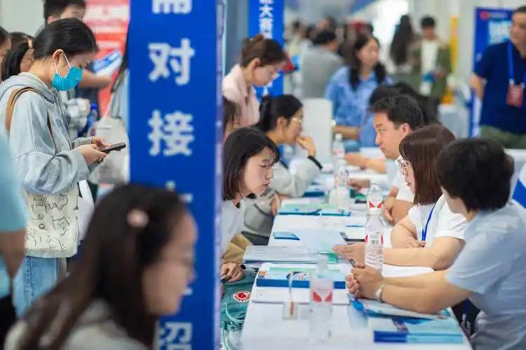 中国的就业市场呈现出矛盾现象。

一边是求职者投上百份简历找不到工作，一边是用人