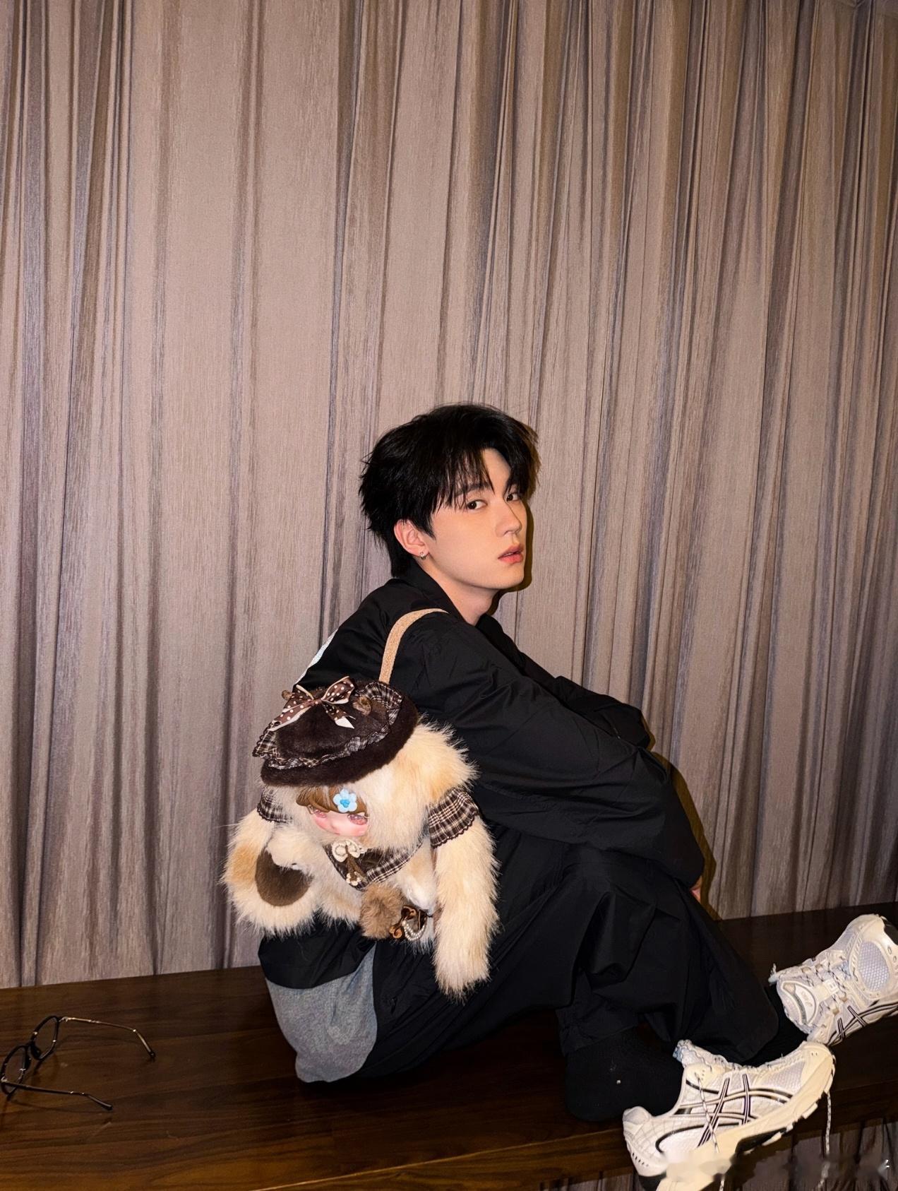 周翊然今日营业照，图里有两只萌物，纯欲🤤🤤 