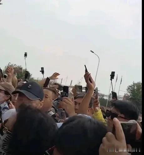 杜新枝，你经常公开约架许敏，那口气可大了，说什么“许女士你来问我来答”，听起来好