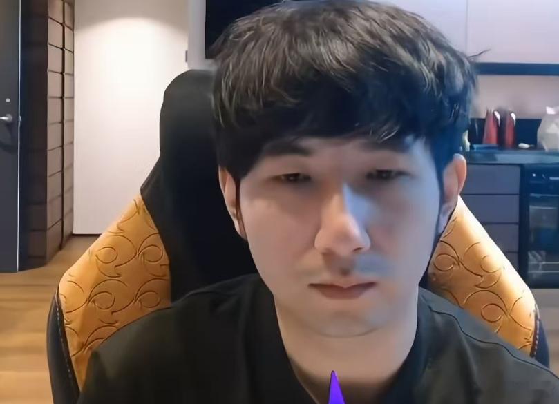查理斯在直播里还说森哥又紊乱了，有人和他说，他们集合打肉山，然后森哥一个人去坐传