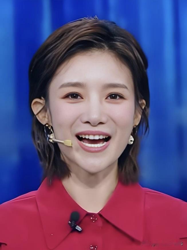 温婉知性，从容笃定。蔡紫以热爱深耕文化，用声音传递温度。她不随波逐流，在广阔天地