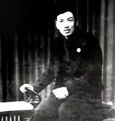 1947年，地下党员汪戈被捕，中统正要用刑，李茂堂却推门进来，先对汪戈使了一个眼