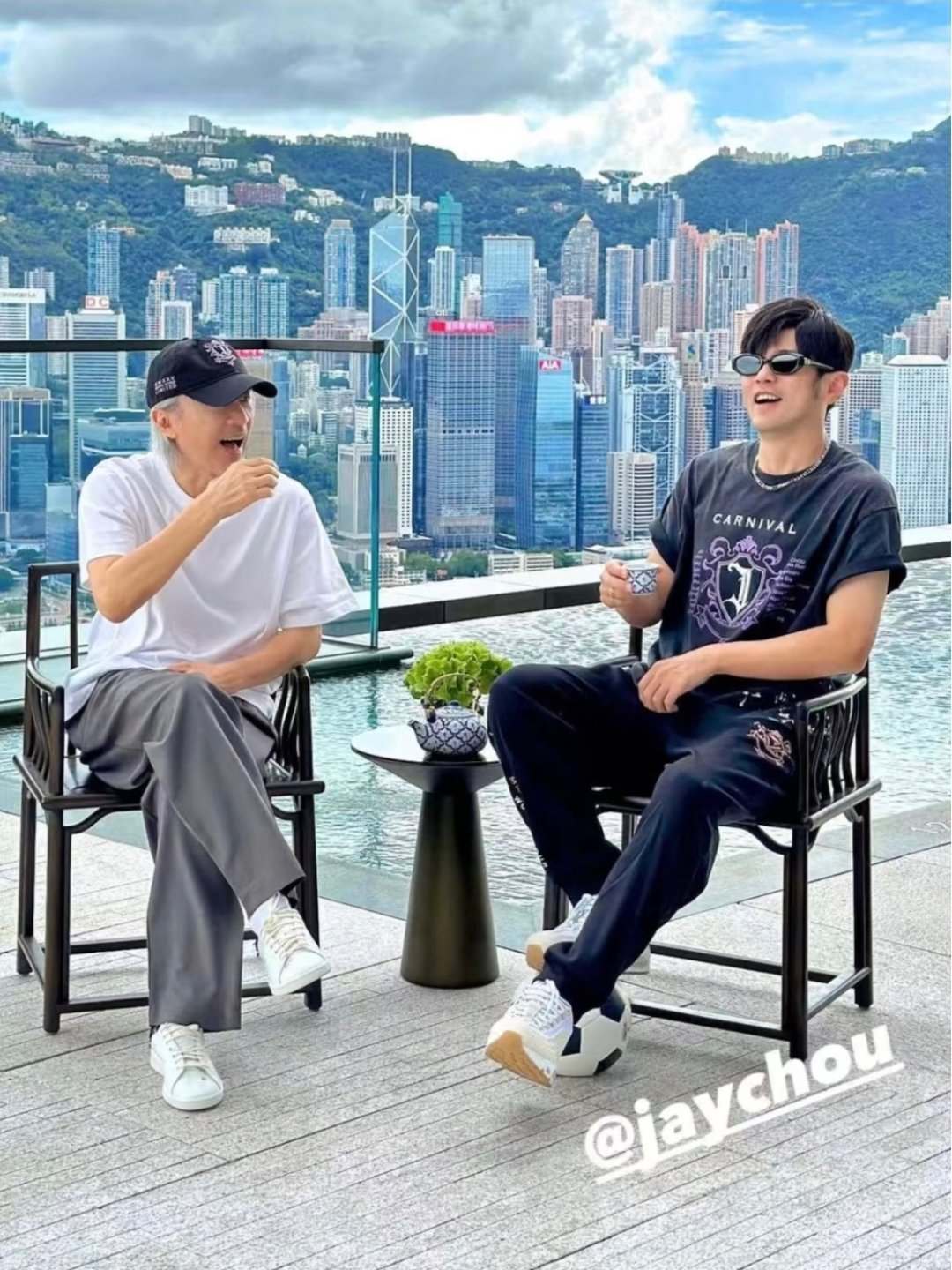 周星驰和周杰伦这张合照，不会真是为了新电影《女足》吧 