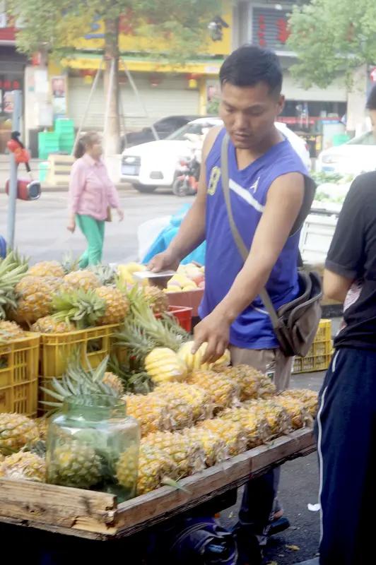 天津一摊主削凤梨火出圈啦！他仅凭一把普通长刀，短短数十秒就能完成去皮、去眼、切块