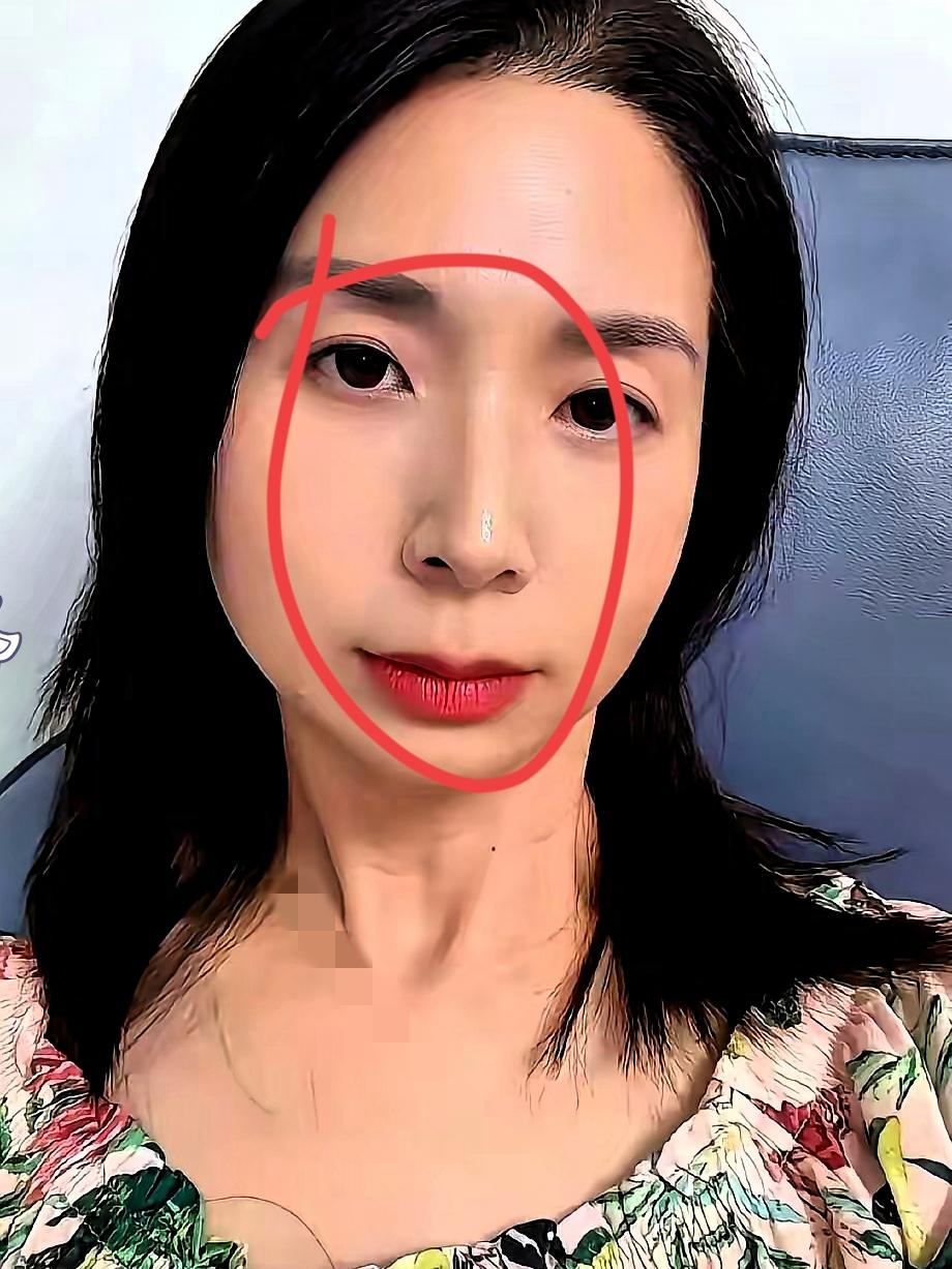 我敢说，崔丽丽现在半夜醒了，都得拍着大腿后悔！
 
本来多好的路啊——拿着普通人