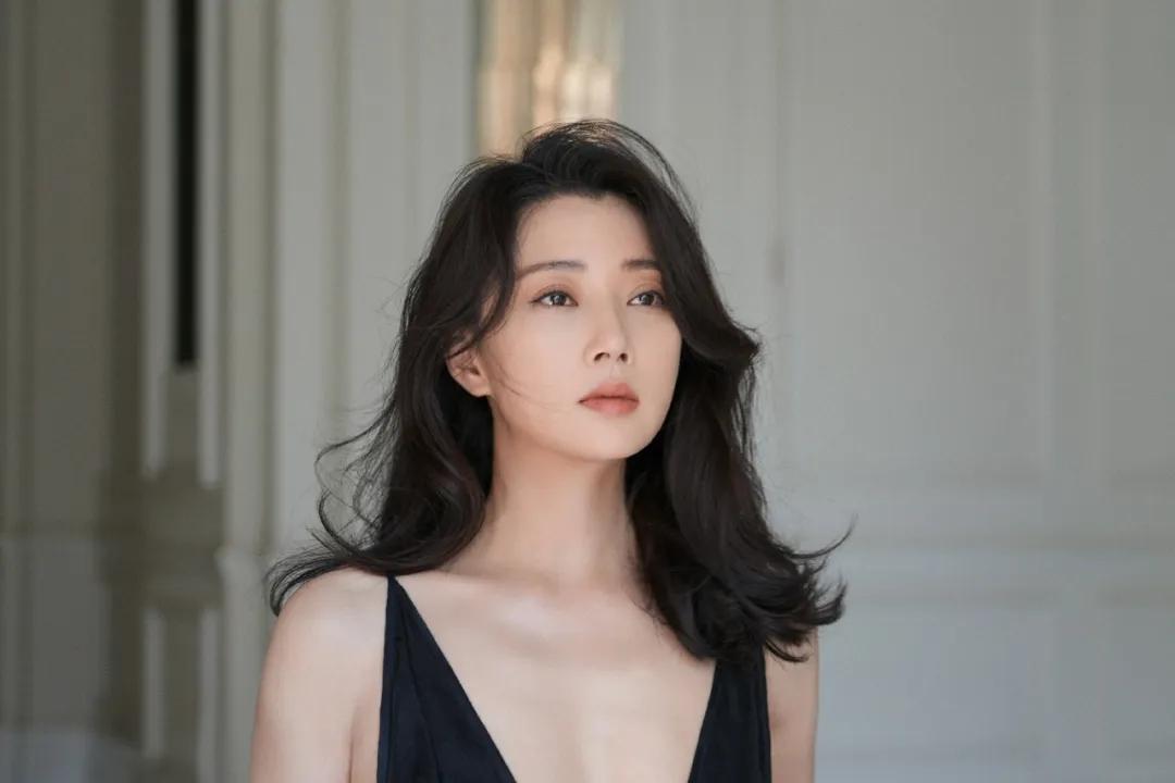 殷桃凭《小夫妻》里的车莉又火了一把，7月刚进百花奖最佳女主角提名名单。但比起演技