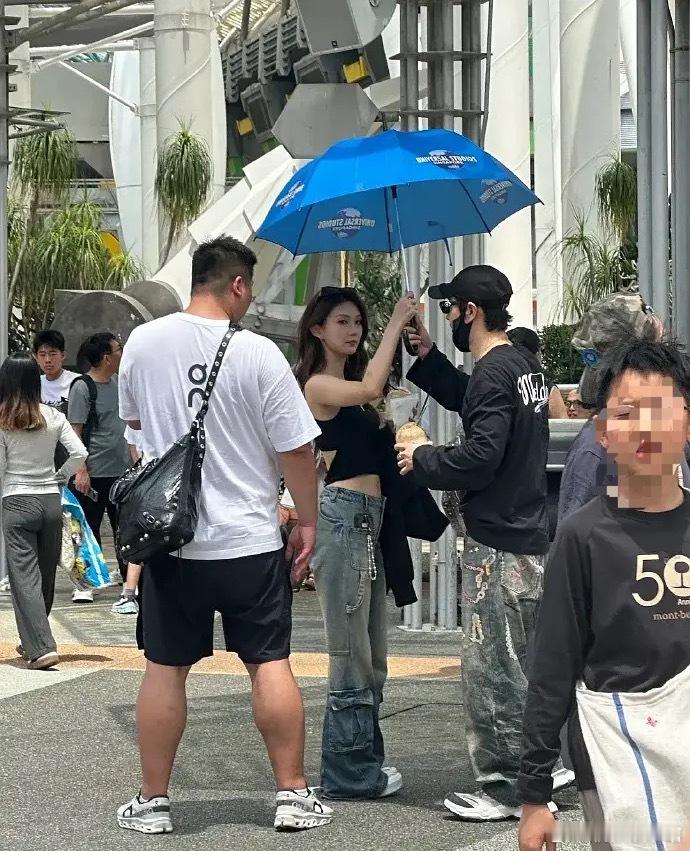 和叶柯分手后晓明哥找了个更小的扒出来疑似是一名99年的歌手，相差22岁。。。 