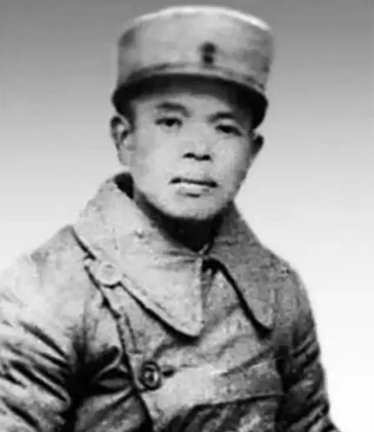 1950年，肖华奉命调往北京，赴任路上，他看到了一个香烟小贩，顿时脸色大变，这不