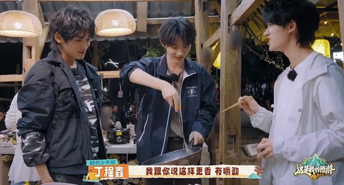 宋亚轩随缘做饭 看完宋亚轩做饭直接笑出声，妥妥的随缘派大厨。用剪刀切菜特别有创意