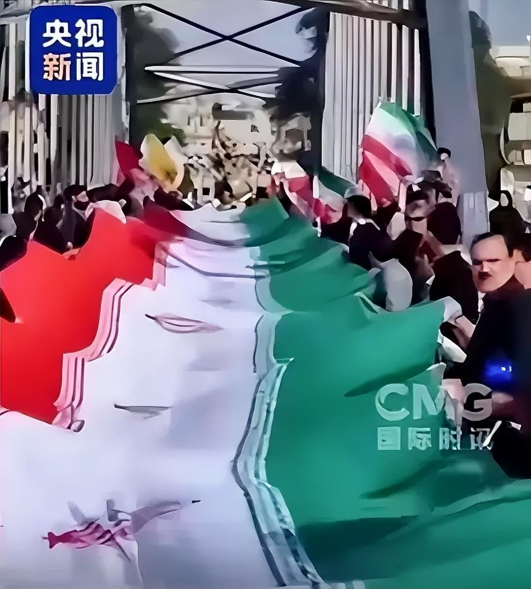 就在停火协议达成前数小时，一幕让世界震惊的画面出现在伊朗境内
真敢玩命啊！离特朗