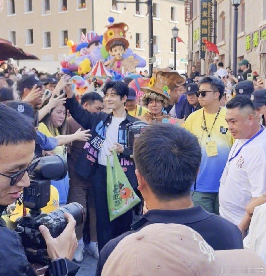 【黄晓明惊喜现身青岛里院喜剧节，家乡人气爆棚！】今天，晓明哥在青岛的里院喜剧节上