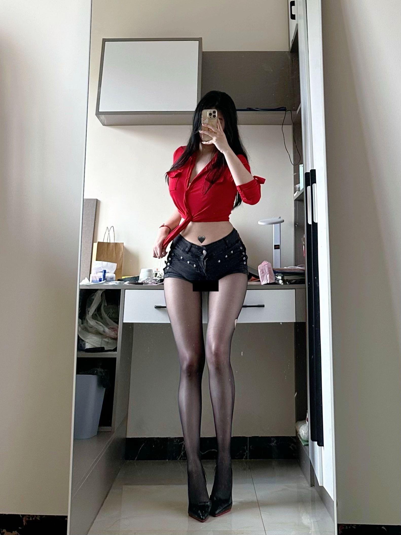 听说这是男生都喜欢的动作 没错是我的腿呀 原相机走拍 身材你品你细细的...