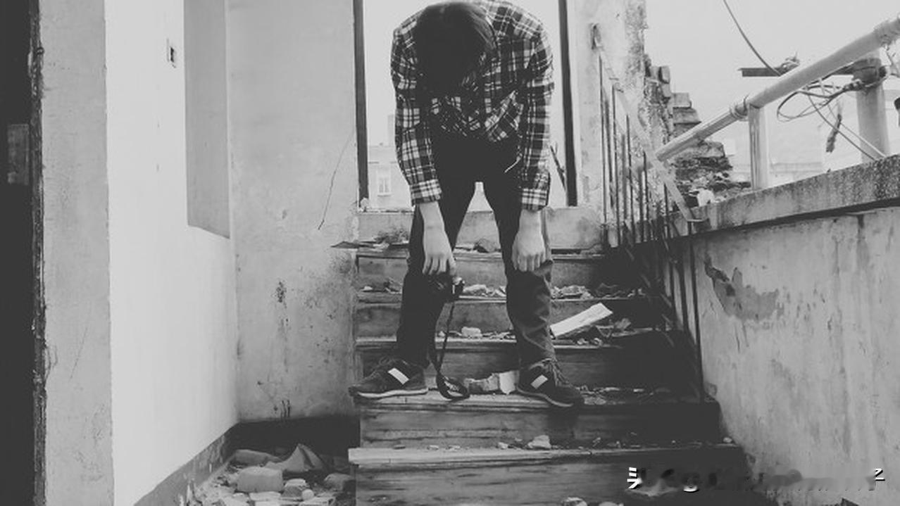 穿着破旧男子拿仅有十元给狗买吃的 1月26日山西太原的街头，有一幕特别暖。寒风中