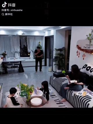 “万万没想到！”晚上，爸爸吃枣时不慎卡住喉咙，情况危急，妈妈赶紧起身倒水，女儿却