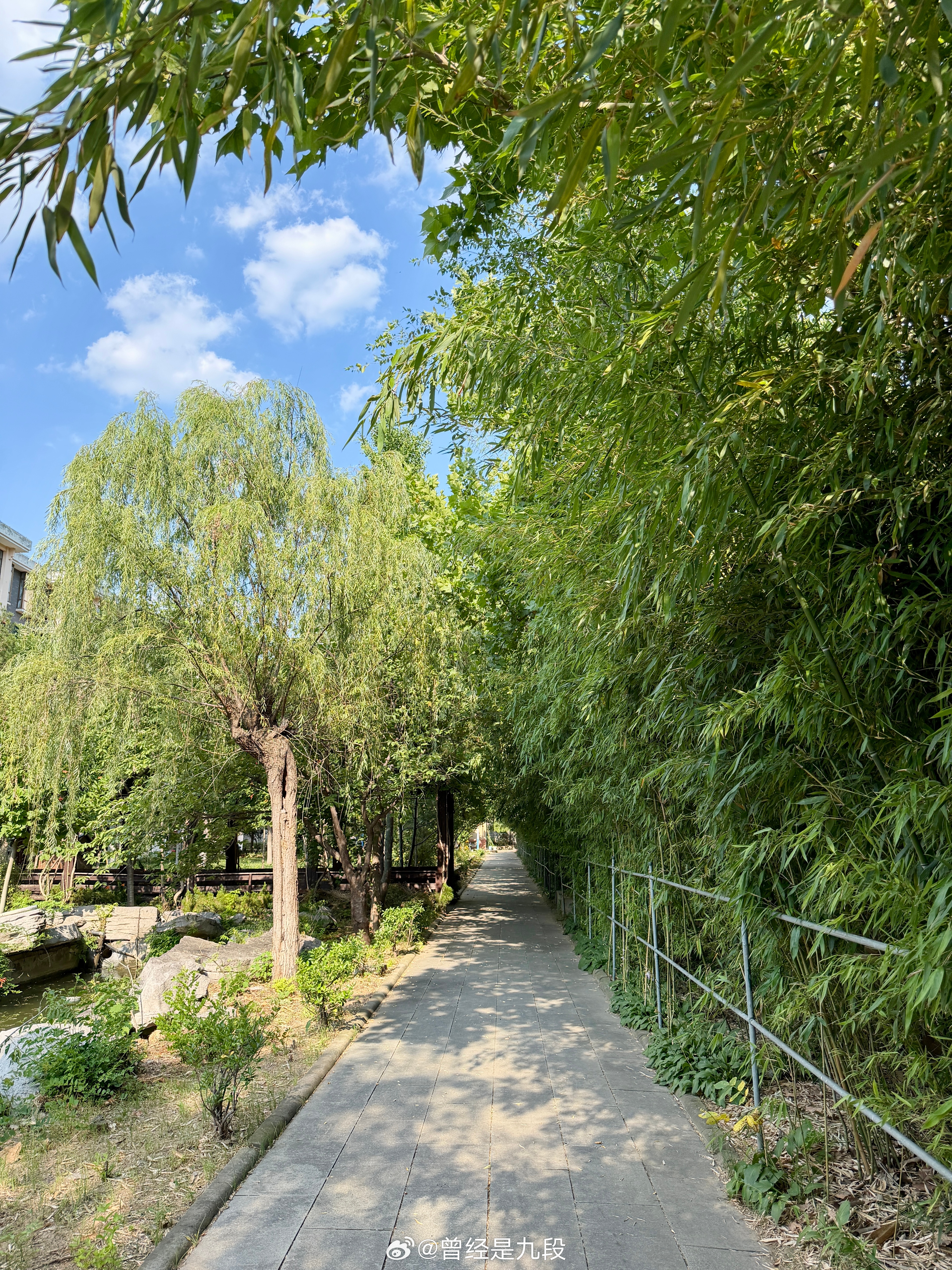 听累了，九段的hifi车库 门口吸吸氧耳机发烧友