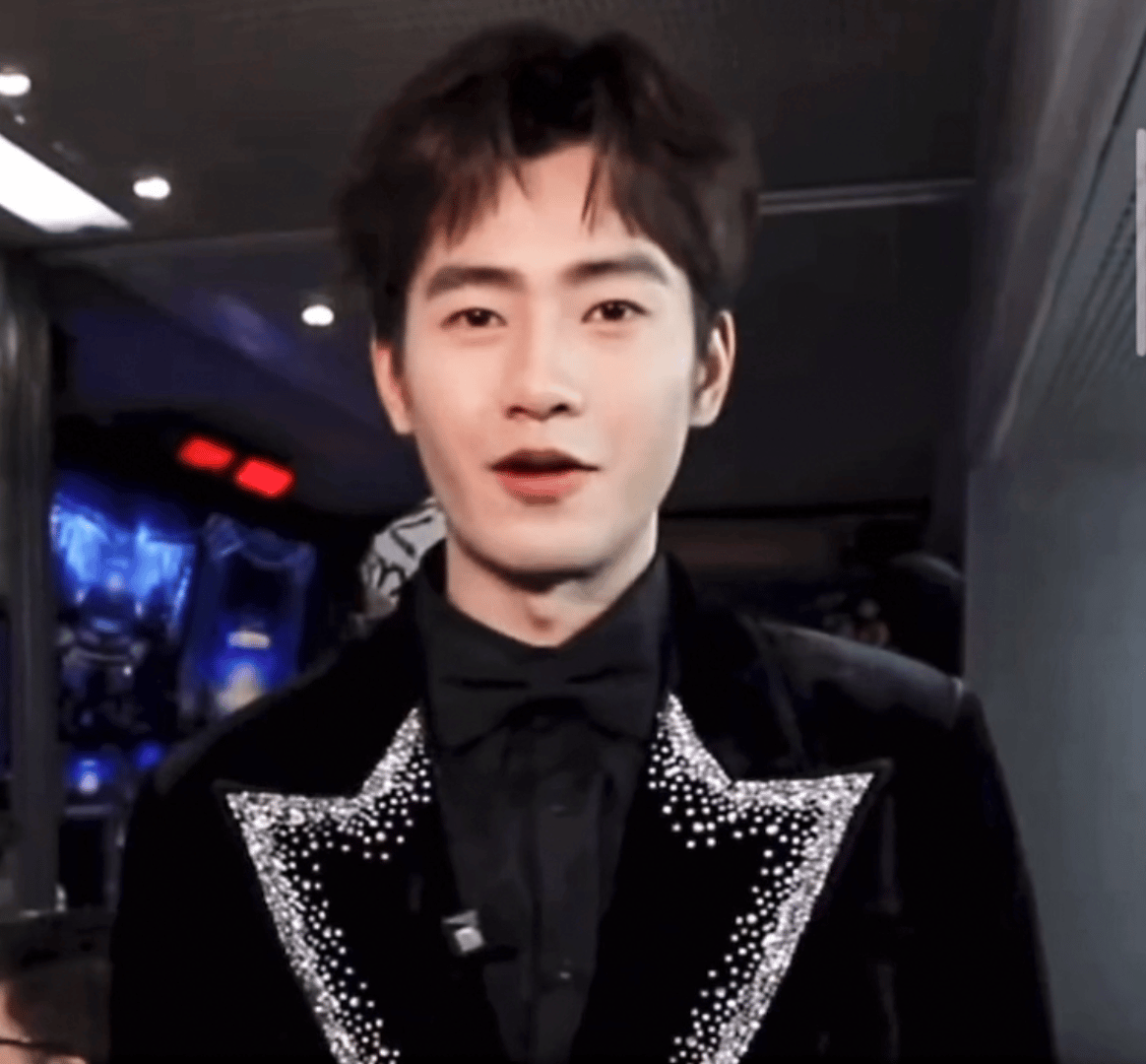 害羞腼腆内向社恐文静小男生 