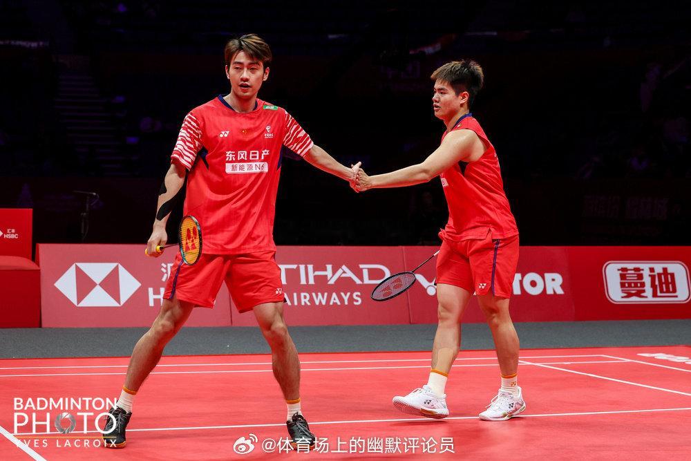 “梁王”战胜“黑塔”，时隔两年再打入总决赛决赛！杭州总决赛男双半决赛：梁伟铿/王