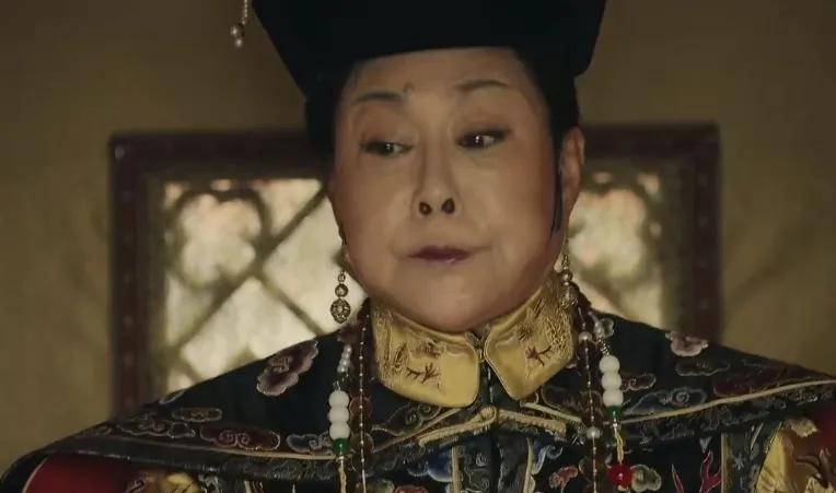 电视剧《宣武门》斯琴高娃扮演的老年慈禧剧照。慈禧原来就像一个阴阳怪气的老巫婆啊。