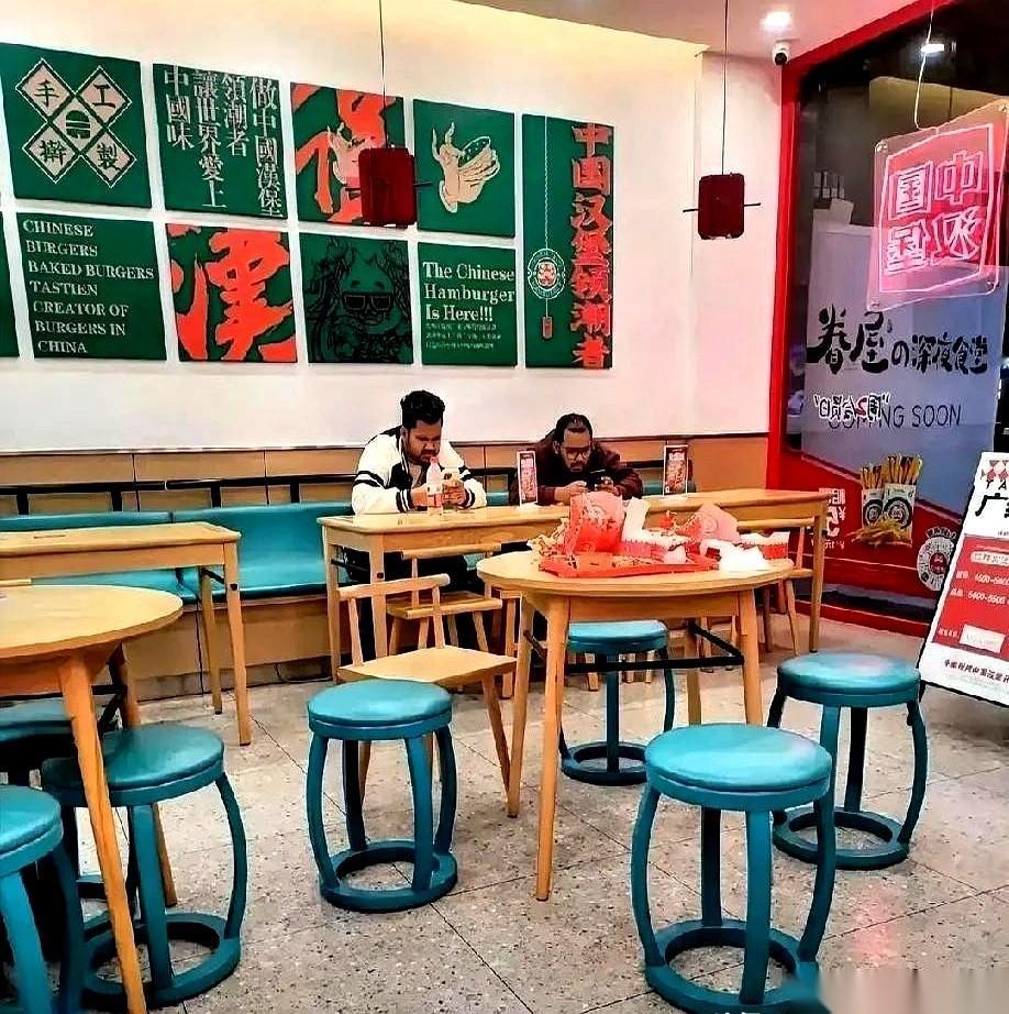 我一个开餐馆的朋友，今天差点被气到关门。
真的，就差一点点。
一大早，店里来了俩